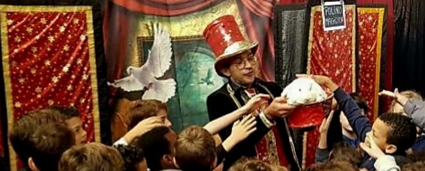 Magicien pour enfants avec colombes et lapin