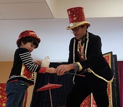 Magicien pour enfant avec sa colombe