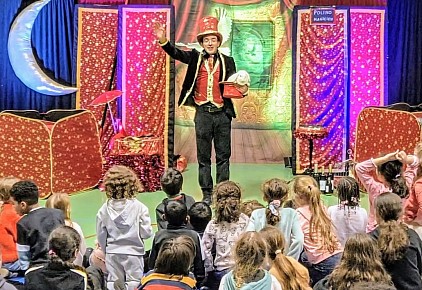 Magicien pour enfants avec son lapin