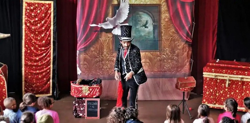Magicien pour enfants avec son lapin