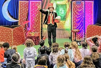 Magicien pour enfants avec son lapin