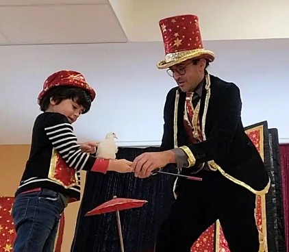 Magicien pour enfant avec sa colombe
