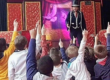 Magicien pour Noël avec les enfants