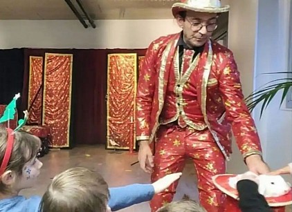 Magicien avec colombes et lapin