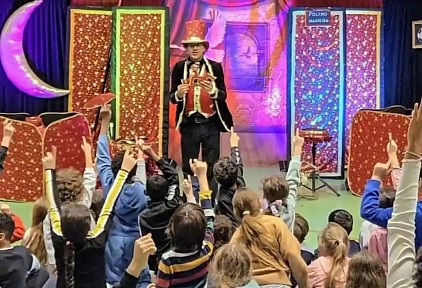 Magicien avec les enfants