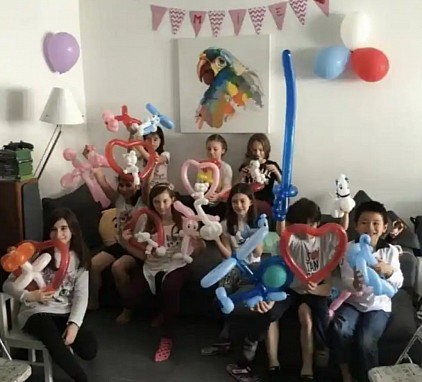 Enfants avec des scultures de ballons