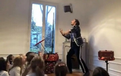 Magicien son chapeau et les enfants