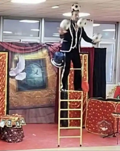 Jongleur sur échelle