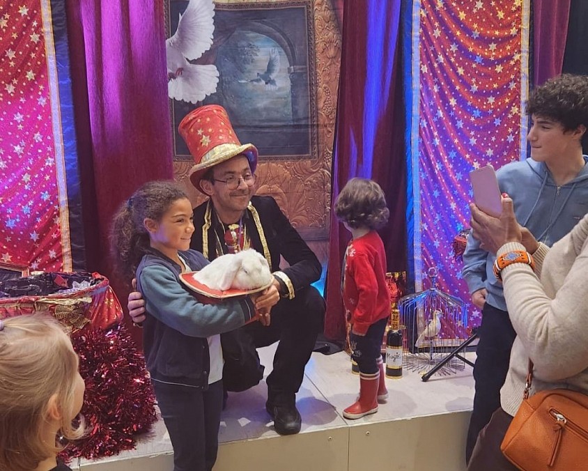 Magicien pour enfants avec son lapin