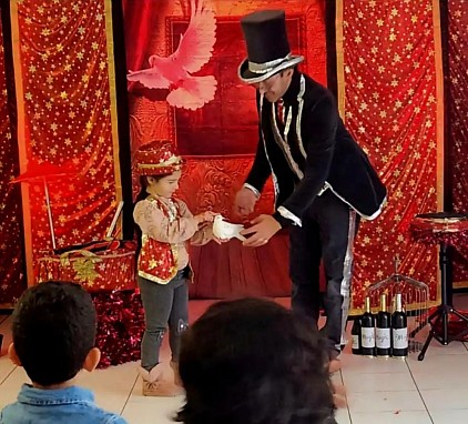 Magicien pour enfant avec sa colombe