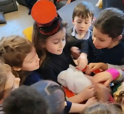 Enfants avec le lapin du magicien