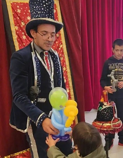 Magiecien et sculpteur de ballons