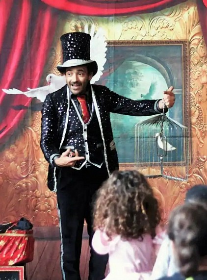 Polino Magicien avec Colombes et Lapin