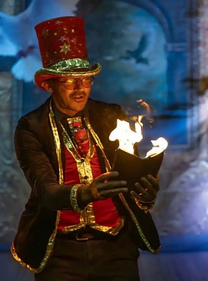 Polino le Magicien avec sa colombe et son Lapin